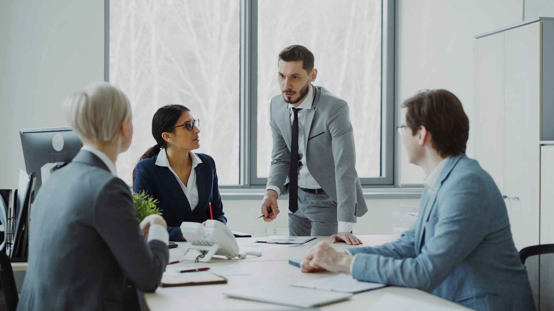Equipo directivo evaluando una propuesta de inversión para una empresa tecnológica
