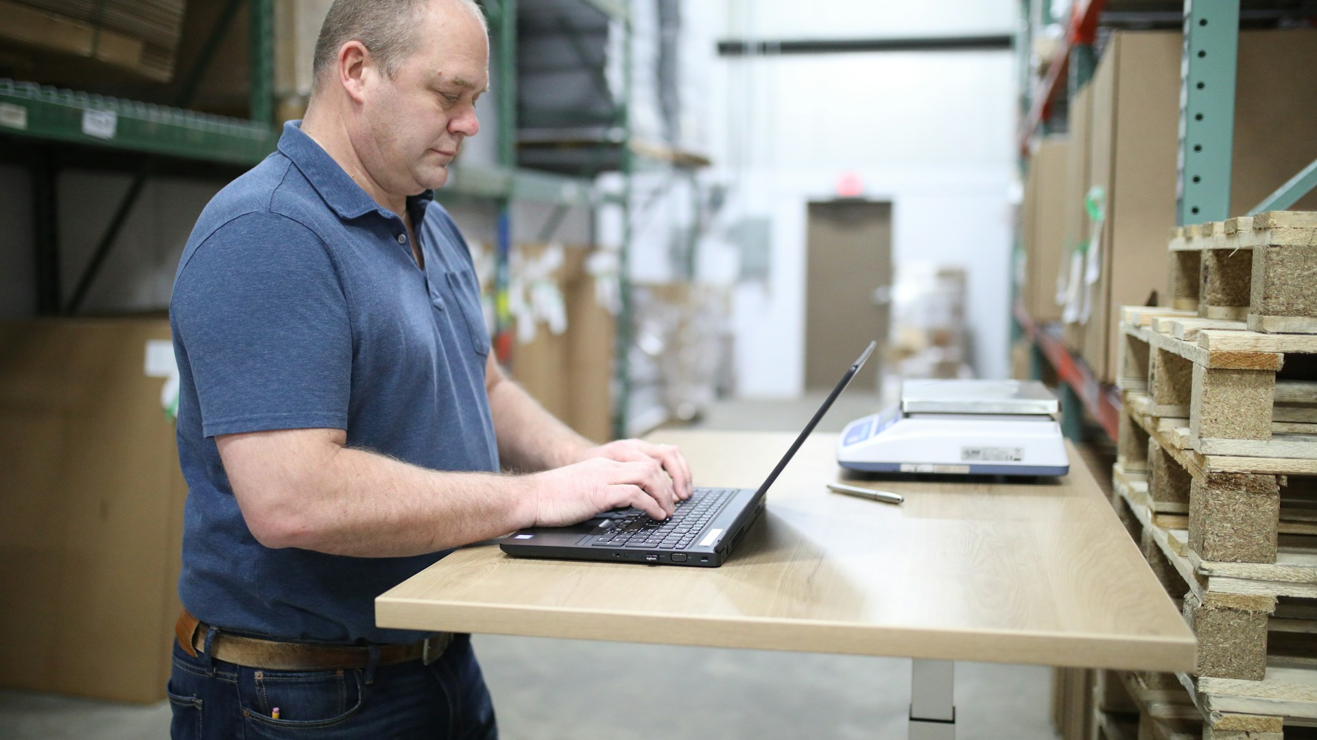 Persona revisando información de proveedores en una laptop dentro de un almacén