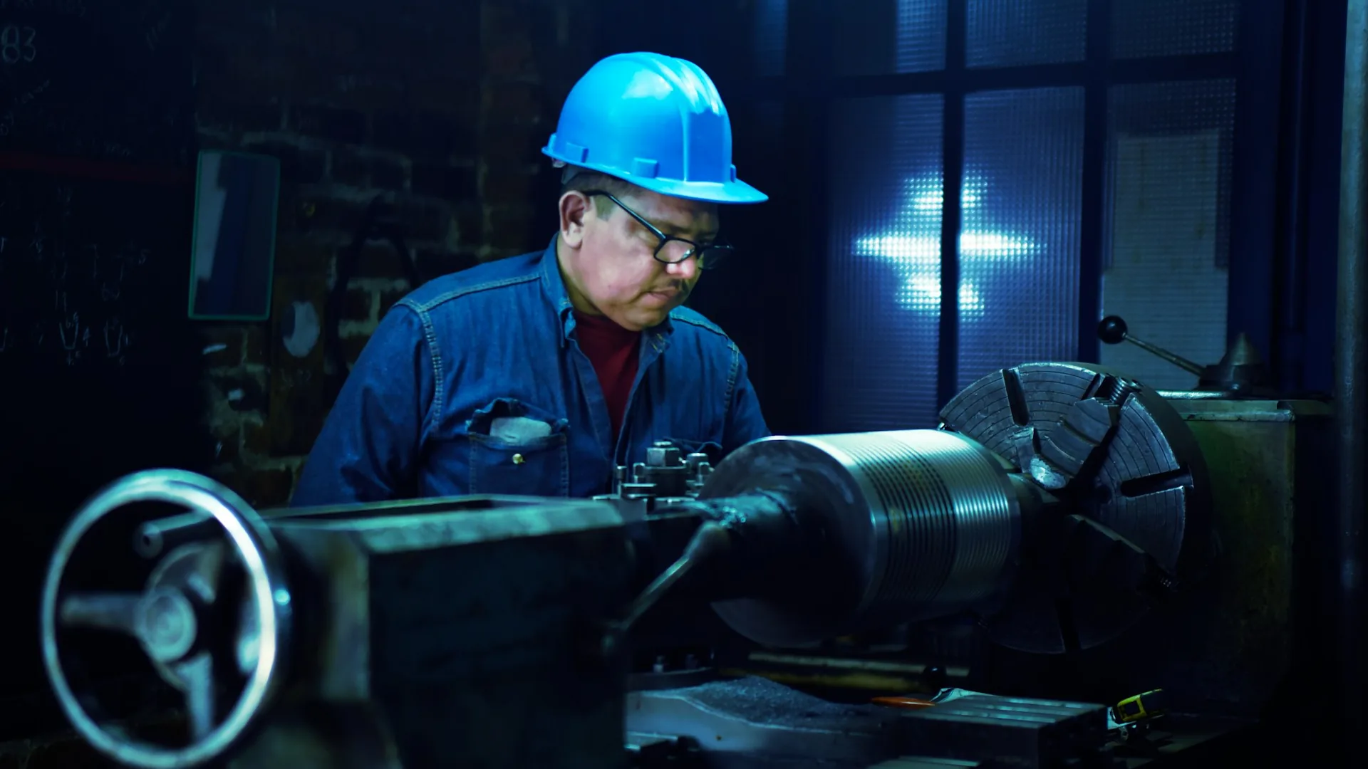 Operador industrial trabajando en un torno durante un proceso de mecanizado