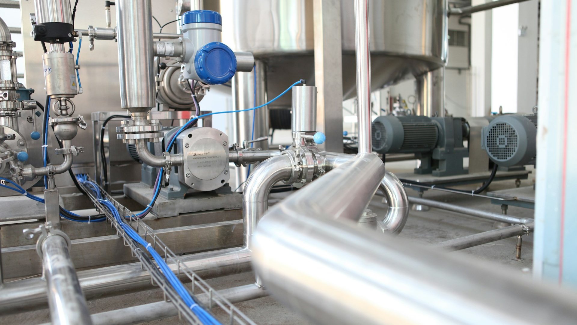 Equipo y tubería de proceso en una planta industrial, contexto para búsqueda de fabricantes en México por capacidad