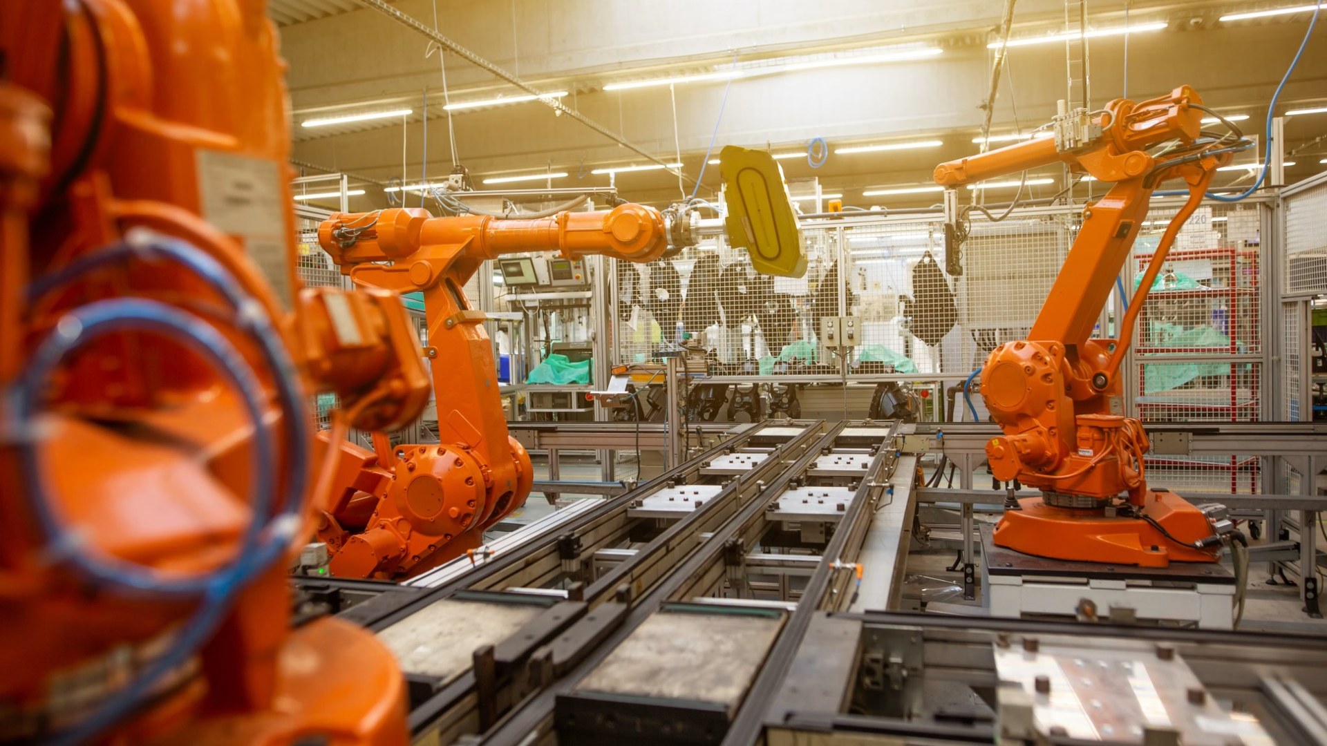 Robots industriales en una línea de manufactura automatizada, contexto para sistemas de información comercial